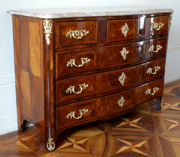 François Garnier : large commode d'époque Louis XV en marqueterie de satiné, estampille