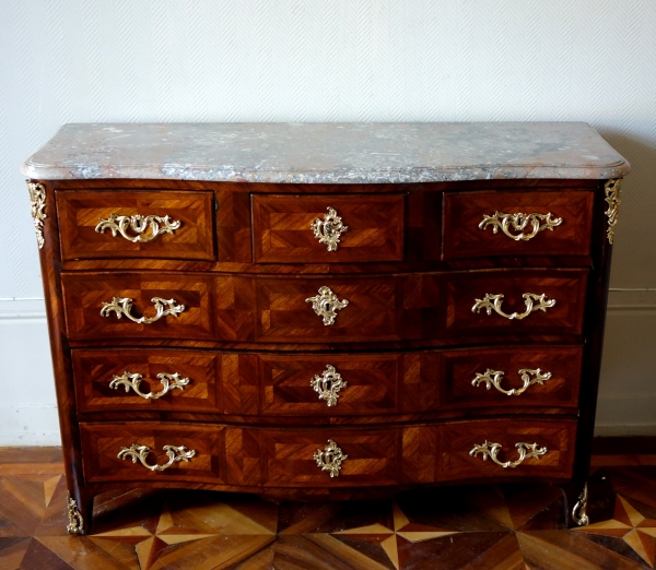 François Garnier : large commode d'époque Louis XV en marqueterie de satiné, estampille