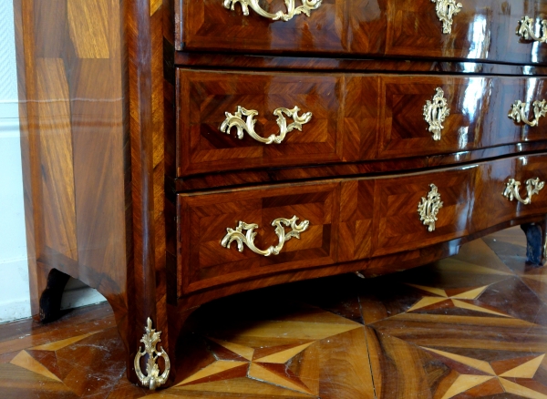 François Garnier : large commode d'époque Louis XV en marqueterie de satiné, estampille