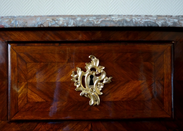 François Garnier : large commode d'époque Louis XV en marqueterie de satiné, estampille