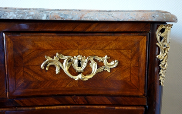 François Garnier : large commode d'époque Louis XV en marqueterie de satiné, estampille