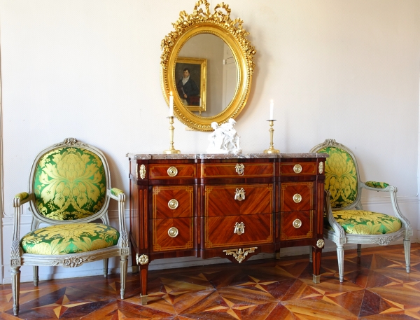 Commode à la Grecque d'époque Louis XV Transition en marqueterie de bois de rose - vers 1770