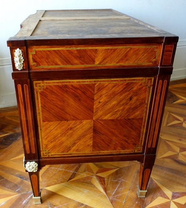 Commode à la Grecque d'époque Louis XV Transition en marqueterie de bois de rose - vers 1770