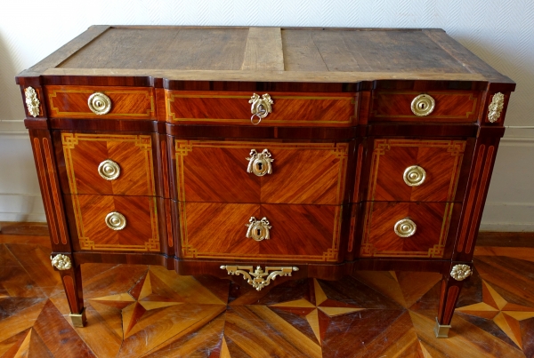 Commode à la Grecque d'époque Louis XV Transition en marqueterie de bois de rose - vers 1770