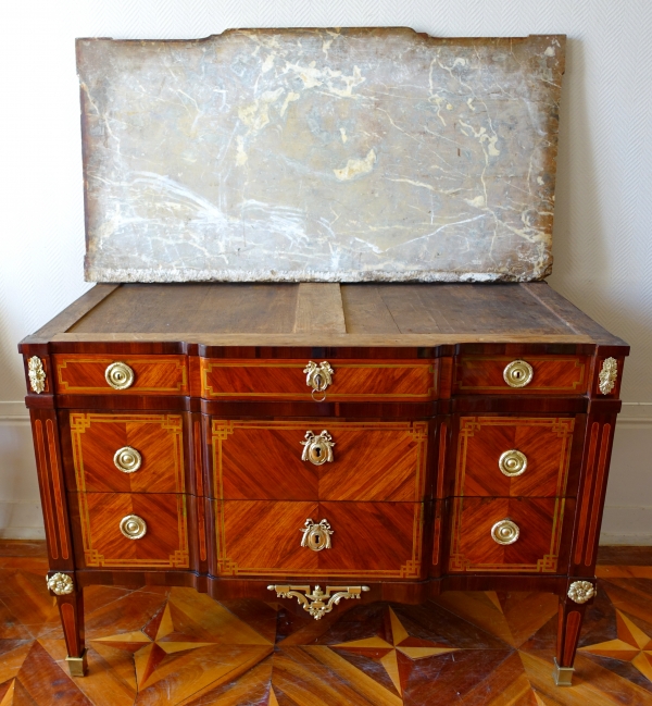 Commode à la Grecque d'époque Louis XV Transition en marqueterie de bois de rose - vers 1770