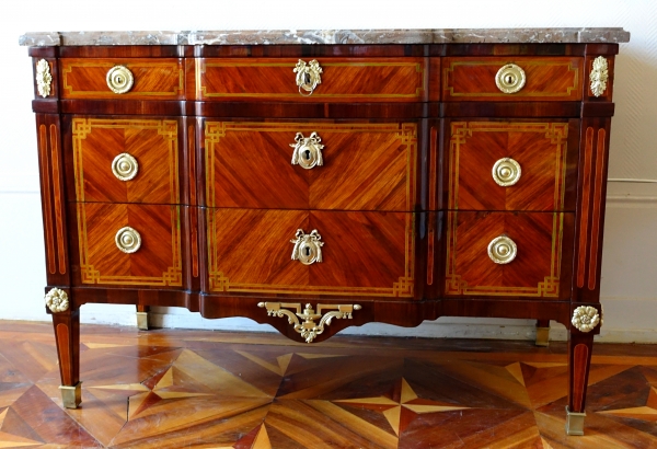 Commode à la Grecque d'époque Louis XV Transition en marqueterie de bois de rose - vers 1770