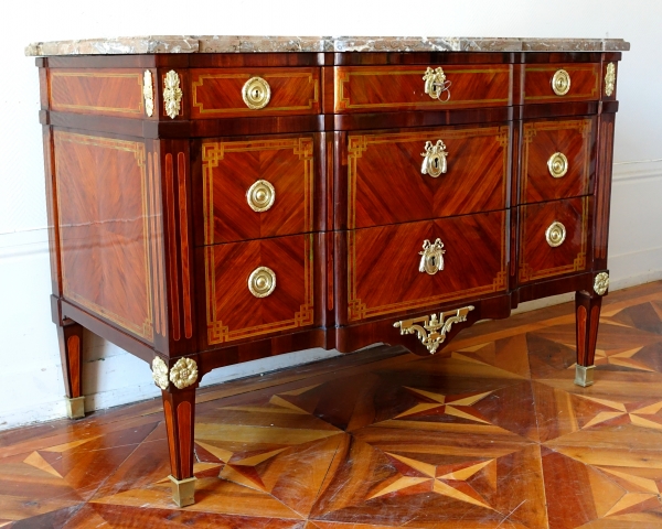 Commode à la Grecque d'époque Louis XV Transition en marqueterie de bois de rose - vers 1770