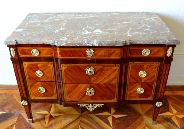 Commode à la Grecque d'époque Louis XV Transition en marqueterie de bois de rose - vers 1770