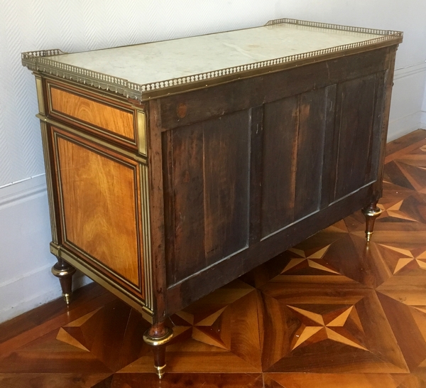 Importante commode d'époque Louis XVI en plaquage de citronnier moiré et acajou époque XVIIIe siècle