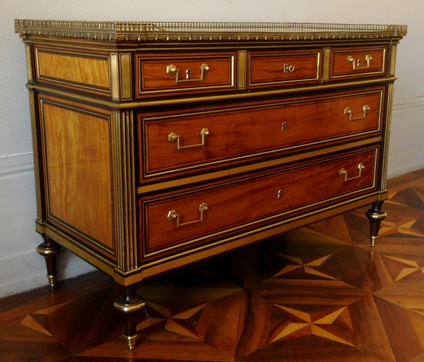 Importante commode d'époque Louis XVI en plaquage de citronnier moiré et acajou époque XVIIIe siècle