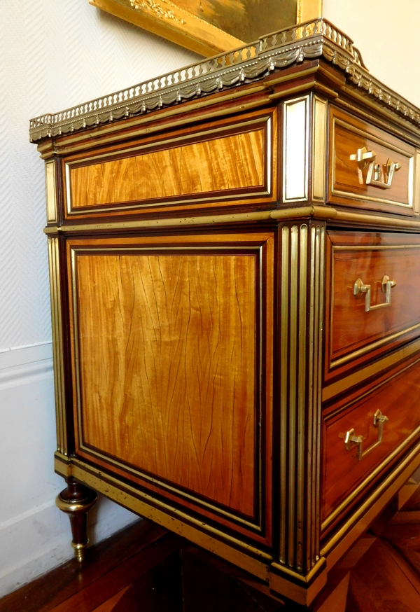 Importante commode d'époque Louis XVI en plaquage de citronnier moiré et acajou époque XVIIIe siècle