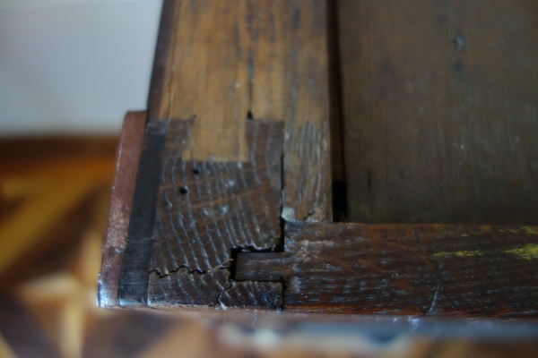 Commode Louis XVI Directoire en acajou moucheté, marbre Turquin et clef à trèfle - époque XVIIIe siècle