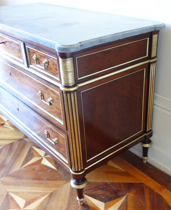 Commode Louis XVI Directoire en acajou moucheté, marbre Turquin et clef à trèfle - époque XVIIIe siècle