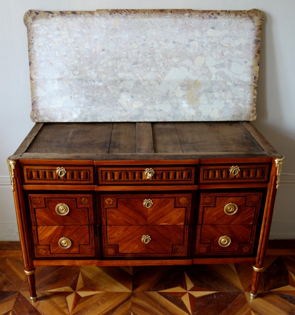 Commode d'époque Louis XVI en marqueterie, bronze doré et marbre brèche d'Alep