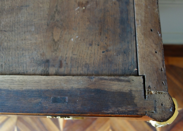 Commode d'époque Louis XVI en marqueterie, bronze doré et marbre brèche d'Alep