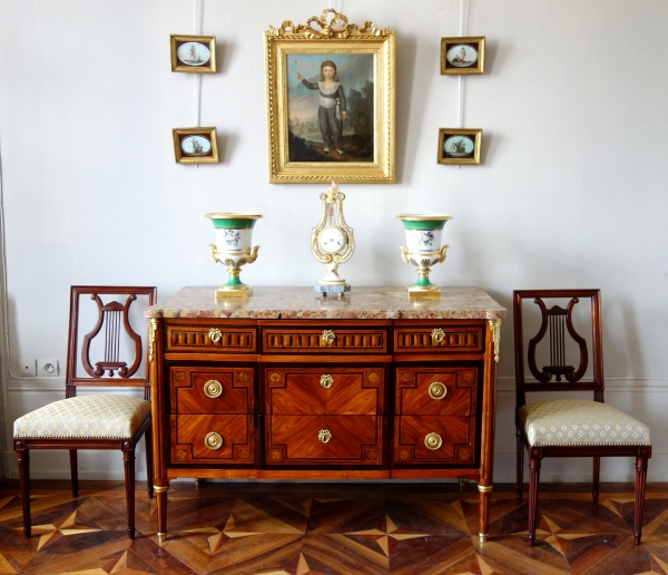 Commode d'époque Louis XVI en marqueterie, bronze doré et marbre brèche d'Alep