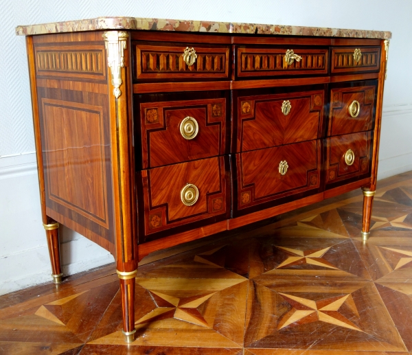 Commode d'époque Louis XVI en marqueterie, bronze doré et marbre brèche d'Alep