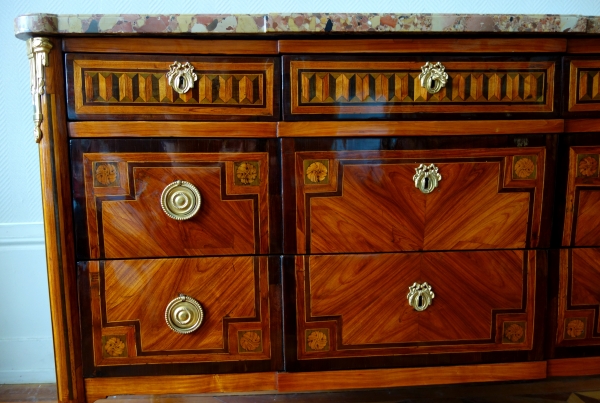 Commode d'époque Louis XVI en marqueterie, bronze doré et marbre brèche d'Alep