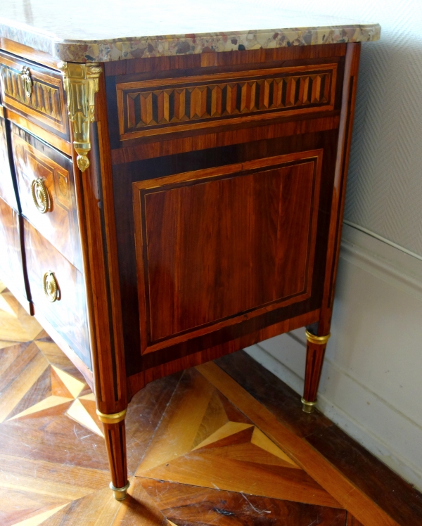 Commode d'époque Louis XVI en marqueterie, bronze doré et marbre brèche d'Alep