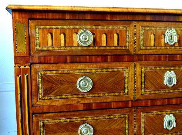 Demoulin ou Courte à Dijon : commode en riche marqueterie trompe l'oeil, époque Louis XVI