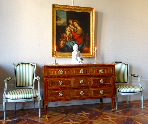 Demoulin ou Courte à Dijon : commode en riche marqueterie trompe l'oeil, époque Louis XVI