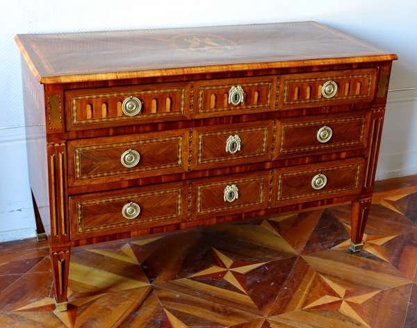 Demoulin ou Courte à Dijon : commode en riche marqueterie trompe l'oeil, époque Louis XVI