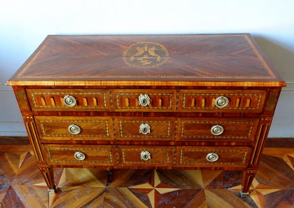 Demoulin ou Courte à Dijon : commode en riche marqueterie trompe l'oeil, époque Louis XVI