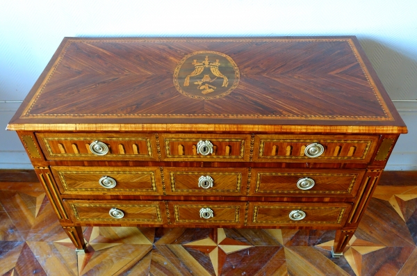 Demoulin ou Courte à Dijon : commode en riche marqueterie trompe l'oeil, époque Louis XVI