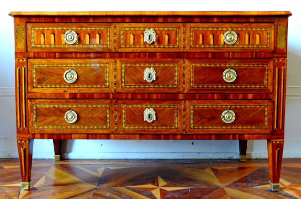 Demoulin ou Courte à Dijon : commode en riche marqueterie trompe l'oeil, époque Louis XVI