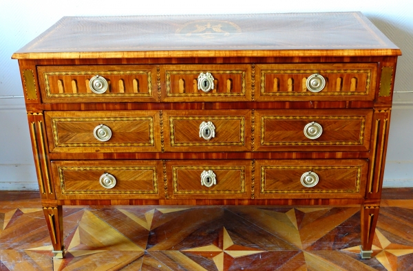 Demoulin ou Courte à Dijon : commode en riche marqueterie trompe l'oeil, époque Louis XVI