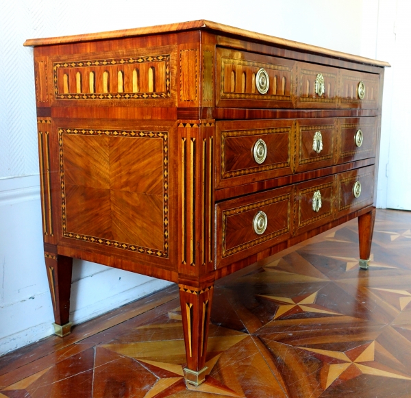 Demoulin ou Courte à Dijon : commode en riche marqueterie trompe l'oeil, époque Louis XVI