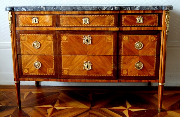 Commode d'époque Louis XVI en marqueterie, estampille de Pascal Coigniard