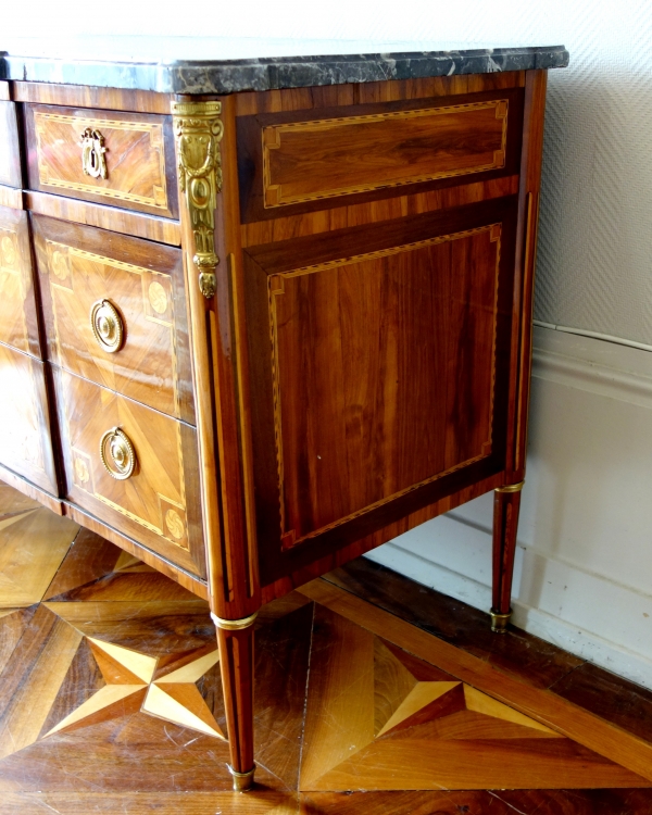 Commode d'époque Louis XVI en marqueterie, estampille de Pascal Coigniard