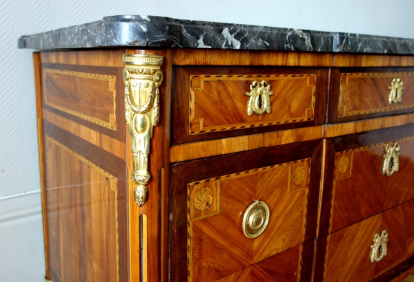 Commode d'époque Louis XVI en marqueterie, estampille de Pascal Coigniard