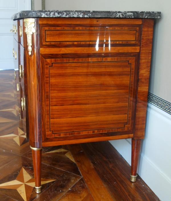 Commode d'époque Louis XVI, marqueterie de bois de rose, satiné & bronze doré - estampillée Sar