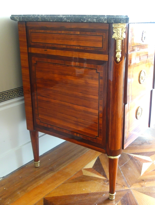 Commode d'époque Louis XVI, marqueterie de bois de rose, satiné & bronze doré - estampillée Sar
