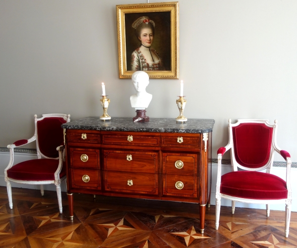 Commode d'époque Louis XVI, marqueterie de bois de rose, satiné & bronze doré - estampillée Sar