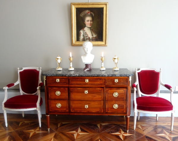 Commode d'époque Louis XVI, marqueterie de bois de rose, satiné & bronze doré - estampillée Sar