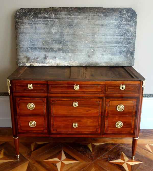 Commode d'époque Louis XVI, marqueterie de bois de rose, satiné & bronze doré - estampillée Sar