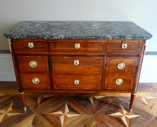 Commode d'époque Louis XVI, marqueterie de bois de rose, satiné & bronze doré - estampillée Sar