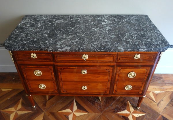 Commode d'époque Louis XVI, marqueterie de bois de rose, satiné & bronze doré - estampillée Sar