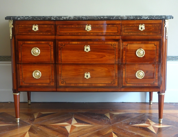 Commode d'époque Louis XVI, marqueterie de bois de rose, satiné & bronze doré - estampillée Sar