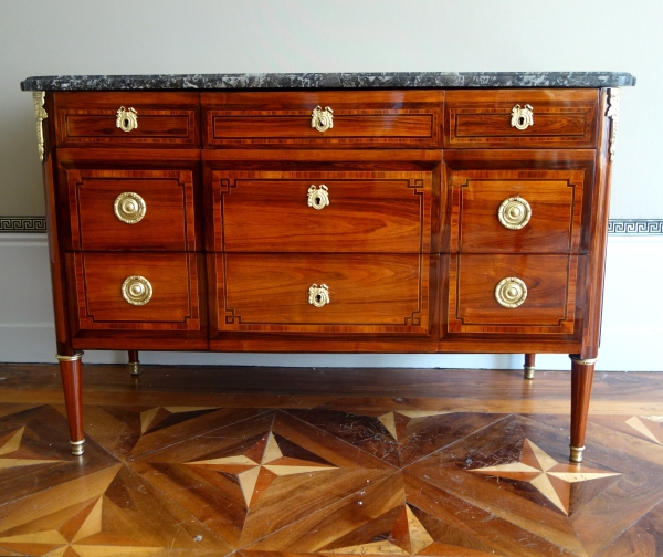 Commode d'époque Louis XVI, marqueterie de bois de rose, satiné & bronze doré - estampillée Sar