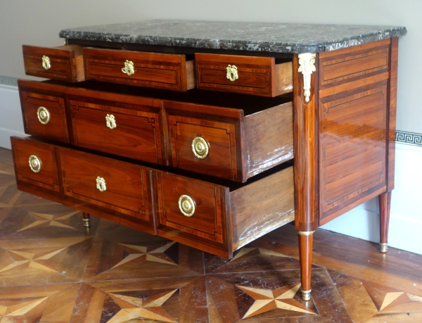 Commode d'époque Louis XVI, marqueterie de bois de rose, satiné & bronze doré - estampillée Sar