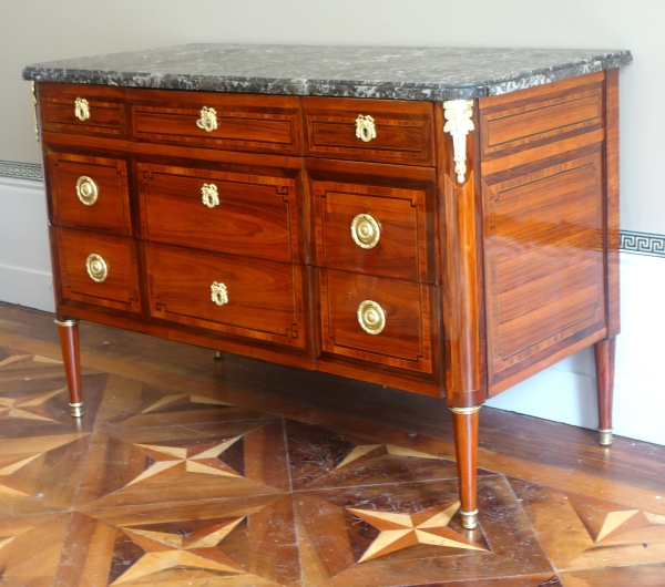 Commode d'époque Louis XVI, marqueterie de bois de rose, satiné & bronze doré - estampillée Sar