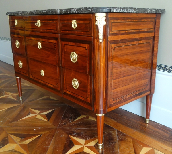 Commode d'époque Louis XVI, marqueterie de bois de rose, satiné & bronze doré - estampillée Sar