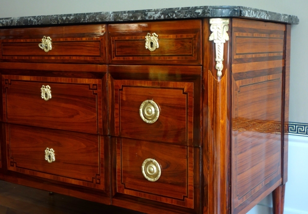 Commode d'époque Louis XVI, marqueterie de bois de rose, satiné & bronze doré - estampillée Sar