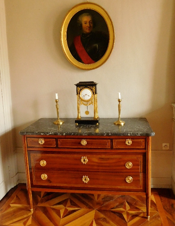 Commode d'époque Louis XVI en marqueterie de satiné et bois de rose