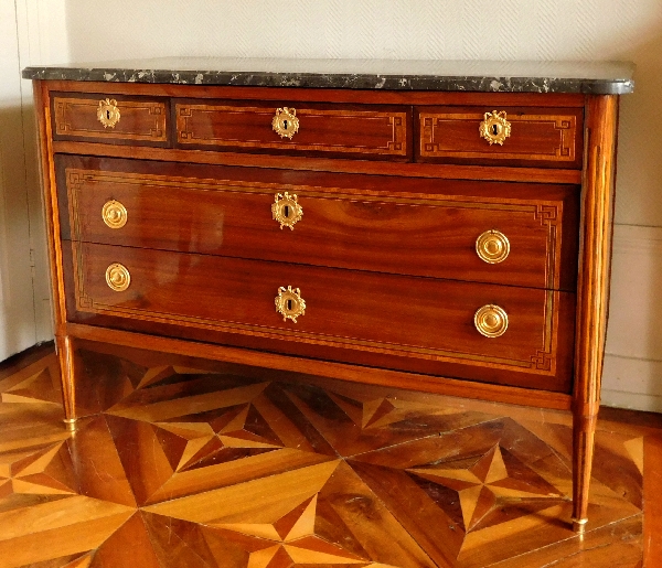 Commode d'époque Louis XVI en marqueterie de satiné et bois de rose