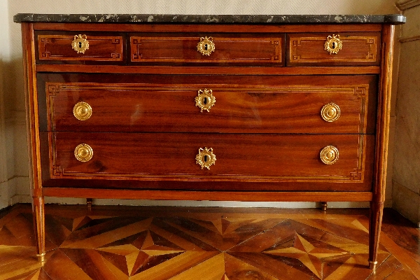 Commode d'époque Louis XVI en marqueterie de satiné et bois de rose